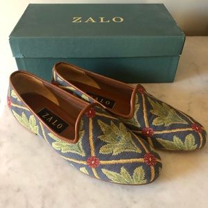 Zalo woven flats with leaf design